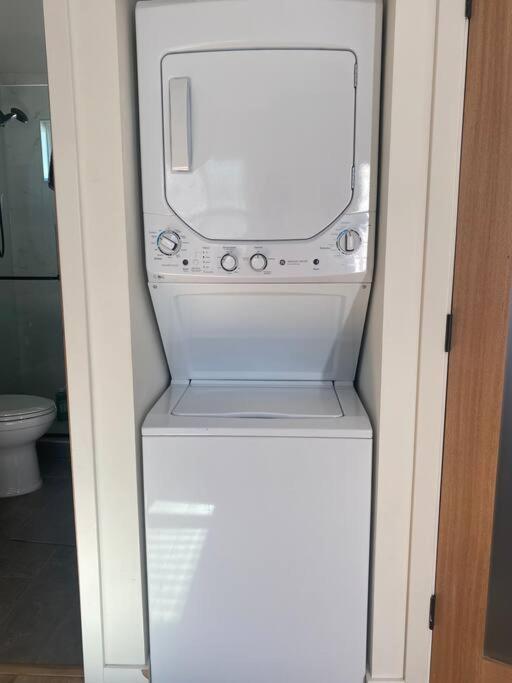 Hébergement de vacances Modern Two Bedroom Two Bath W/ Parking And Laundry *